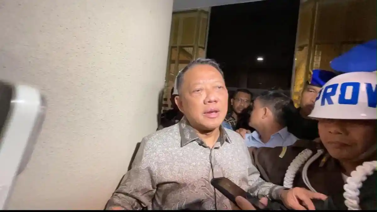 Mantan Jampidsus Febrie Adriansyah digiring petugas menuju mobil tahanan di Kejagung