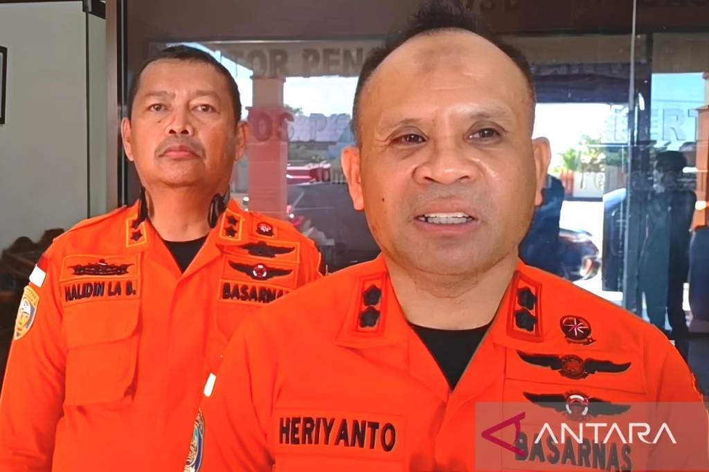 Tim SAR gabungan melakukan pencarian korban speedboat tenggelam di perairan Teluk Tomini