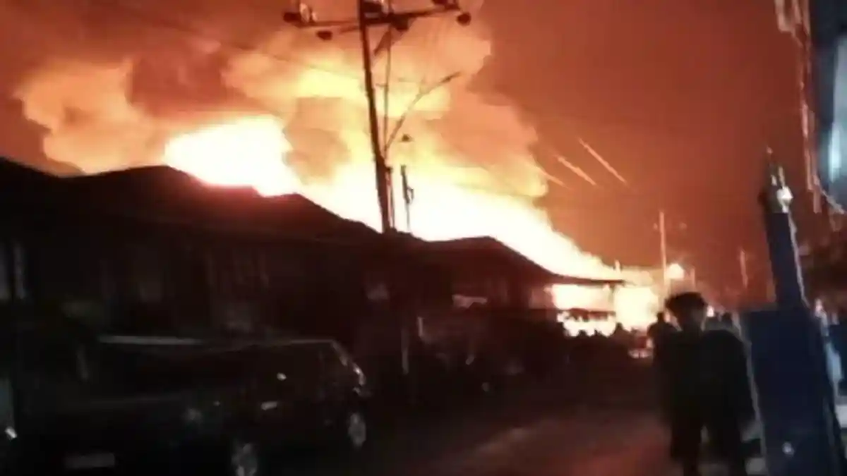 Kebakaran Hebat di Empat Lawang Hanguskan 13 Rumah Warga