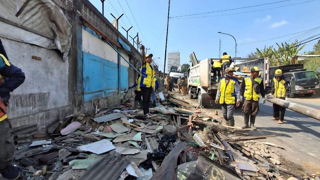 Pemprov Jabar Tertibkan 16 Bangunan Liar di Tagog Apu, Warga Diberi Santunan