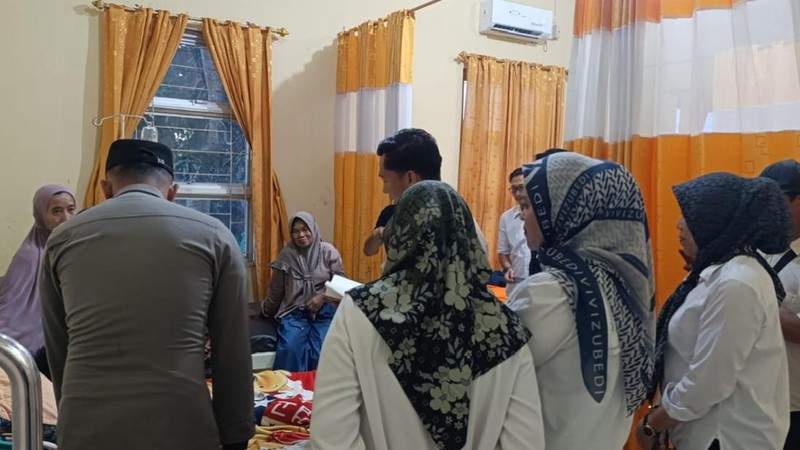 Ilustrasi makanan bergizi dan pemeriksaan kesehatan siswa di sekolah