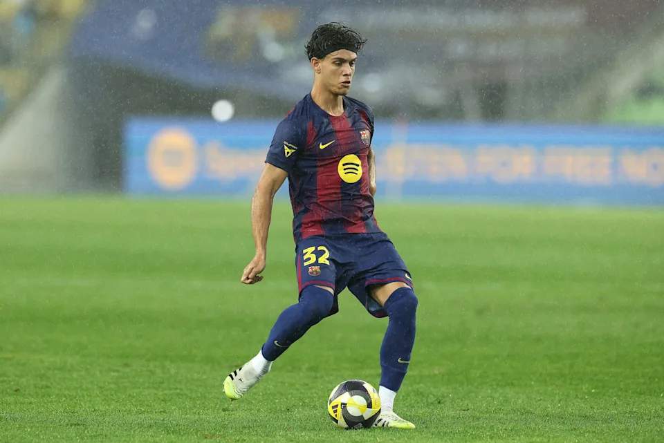 Hector Fort merayakan gol saat laga pramusim Barcelona