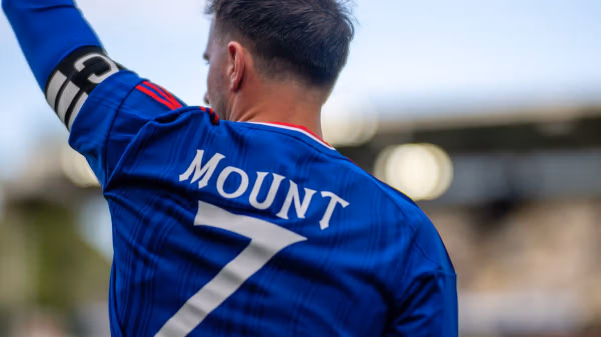 Mason Mount mengenakan ban kapten Manchester United saat laga pramusim melawan Rosenborg