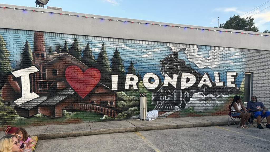 Suasana penari peneggrang berkostum robot di festival I Love Irondale Day di Alabama