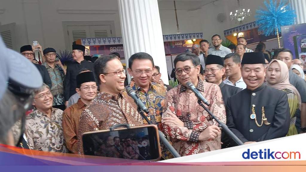 Ahok dan Anies Baswedan tampil akrab di Balai Kota Jakarta memberikan isyarat kejutan tahun 2025