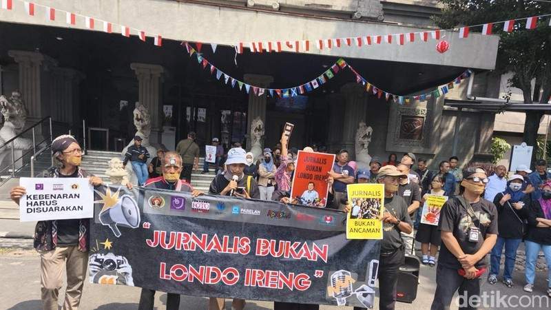 Aksi damai jurnalis Solo Raya protes sebutan Londo Ireng dengan spanduk dan gerakan simbolis