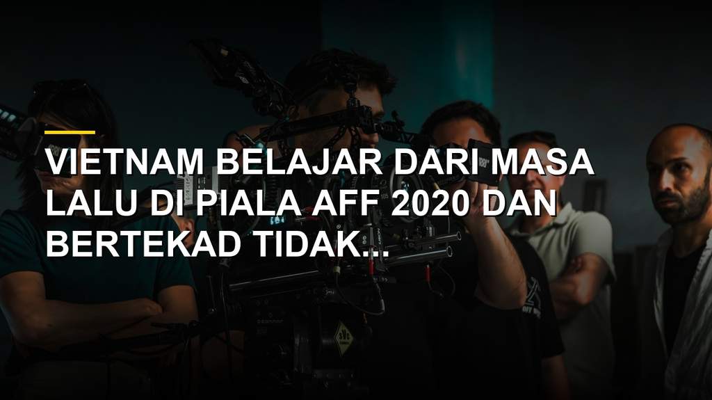 Aksi pemain Timnas Indonesia dan Vietnam dalam laga Piala AFF