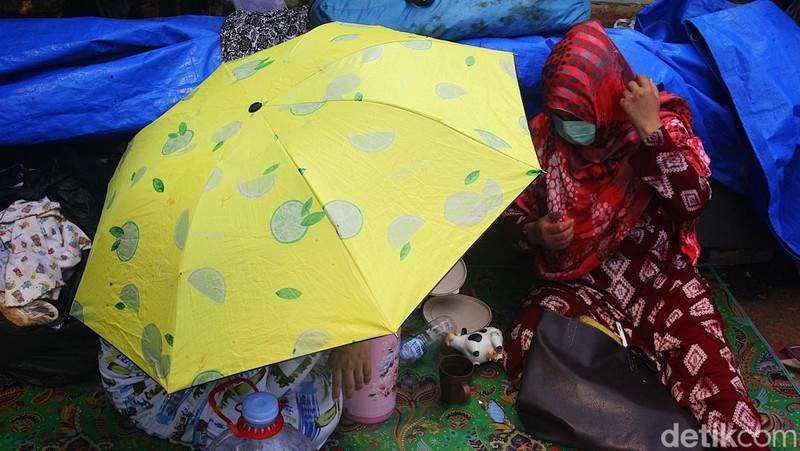 Sejumlah WNA mendirikan tenda di trotoar kantor UNHCR Jakarta Selatan