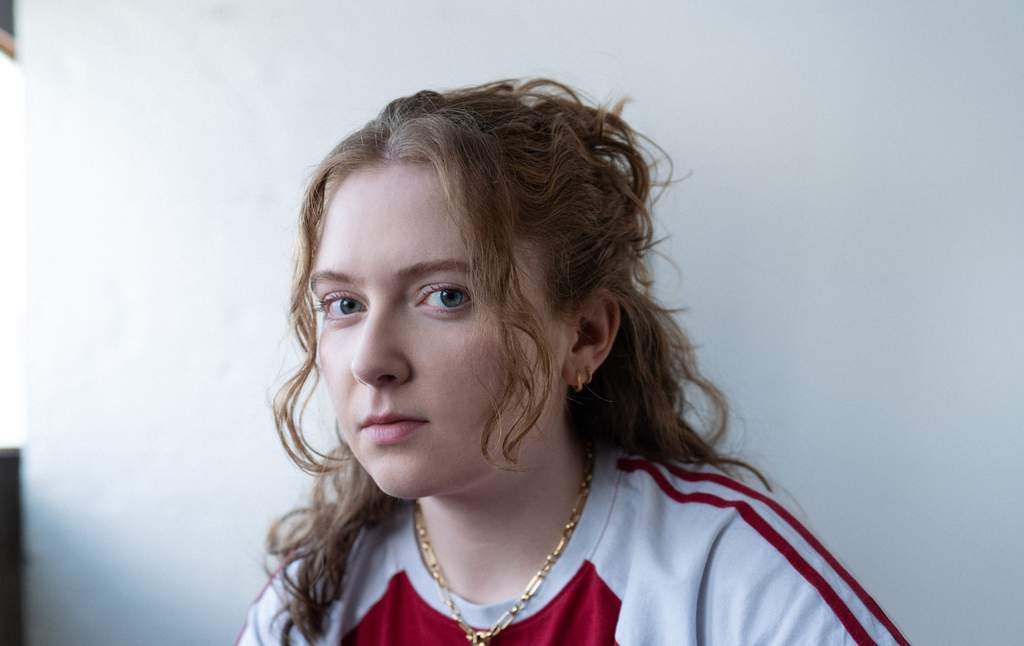 Alice Oseman penulis Heartstopper tersenyum dalam wawancara tentang film Heartstopper Forever