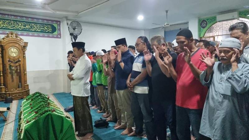 Anies Baswedan melayat dan ikut menyalatkan jenazah Affan Kurniawan di rumah duka