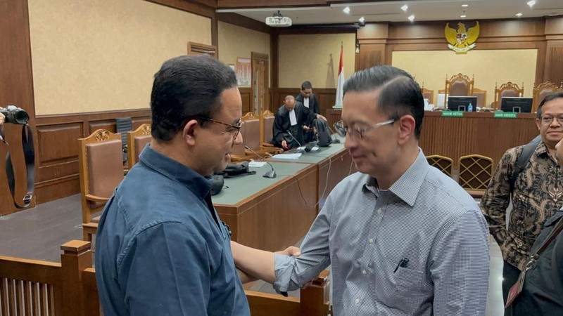 Anies Baswedan menemui Tom Lembong di sela sidang di Pengadilan Tipikor Jakarta