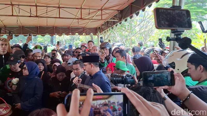 Anies Baswedan saat menghadiri pemakaman pengemudi ojol Affan Kurniawan di TPU Karet Bivak Jakarta Pusat