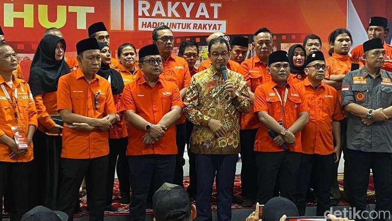 Anies Baswedan saat menghadiri syukuran satu tahun Ormas Gerakan Rakyat di Jakarta Selatan