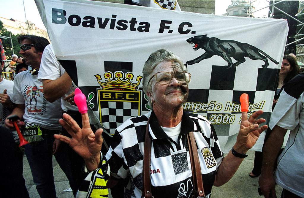 Pemain dan pendukung Boavista merayakan gelar juara Primeira Liga Portugal