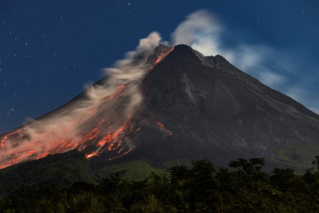 Gunung Merapi Luncurkan Awan Panas Sejauh 2 Km, Warga Diminta Waspada