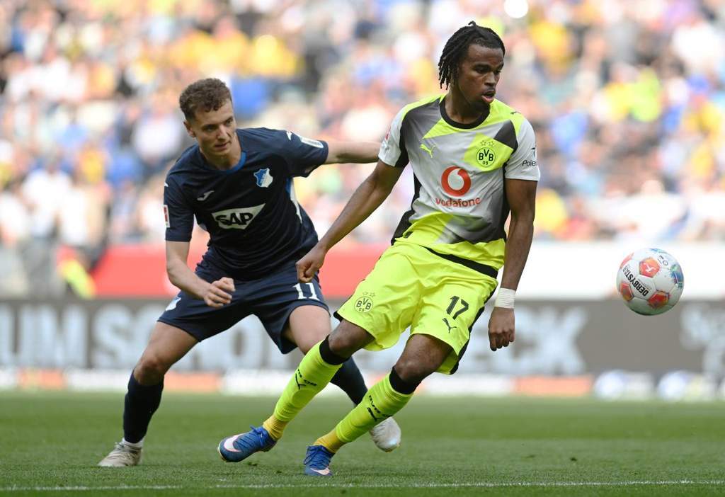 Barcelona Siap Tikung Dortmund dalam Perburuan Fisnik Asllani