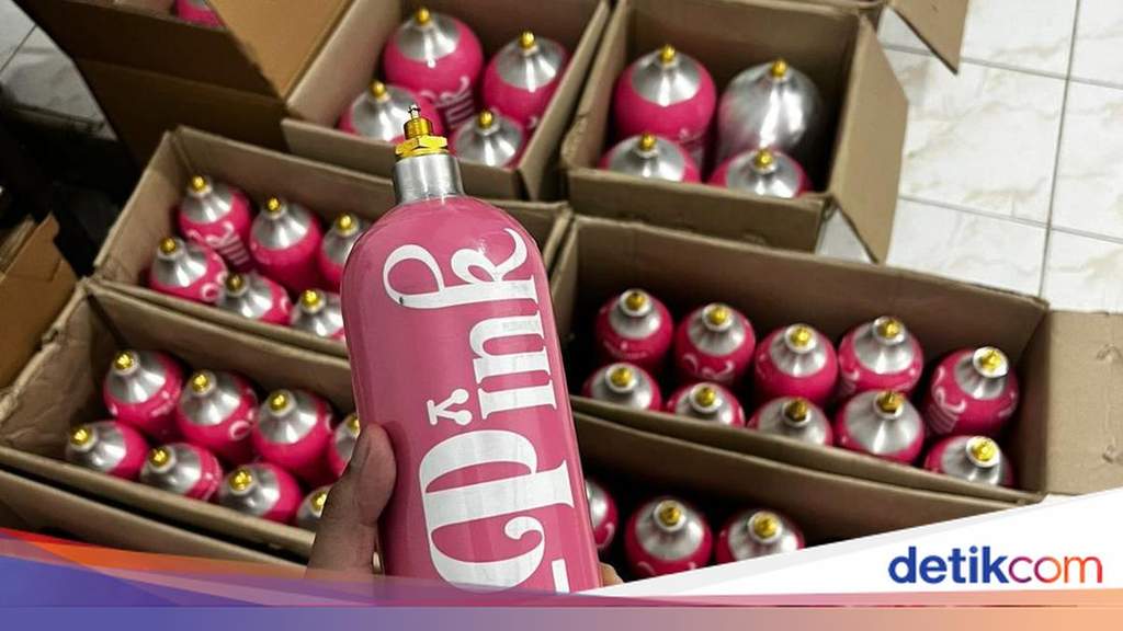 Penyidik Bareskrim Polri memeriksa barang bukti Whip-Pink hasil penggerebekan di Jakarta
