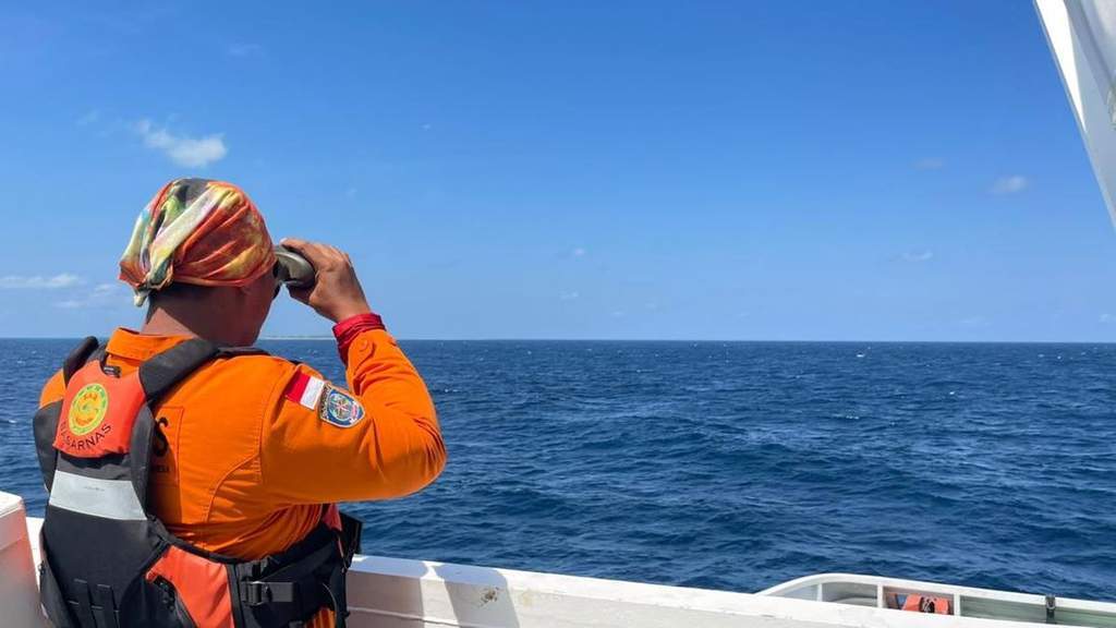 Tim Basarnas melakukan penyisiran pencarian korban KM Nurul Salsa di perairan