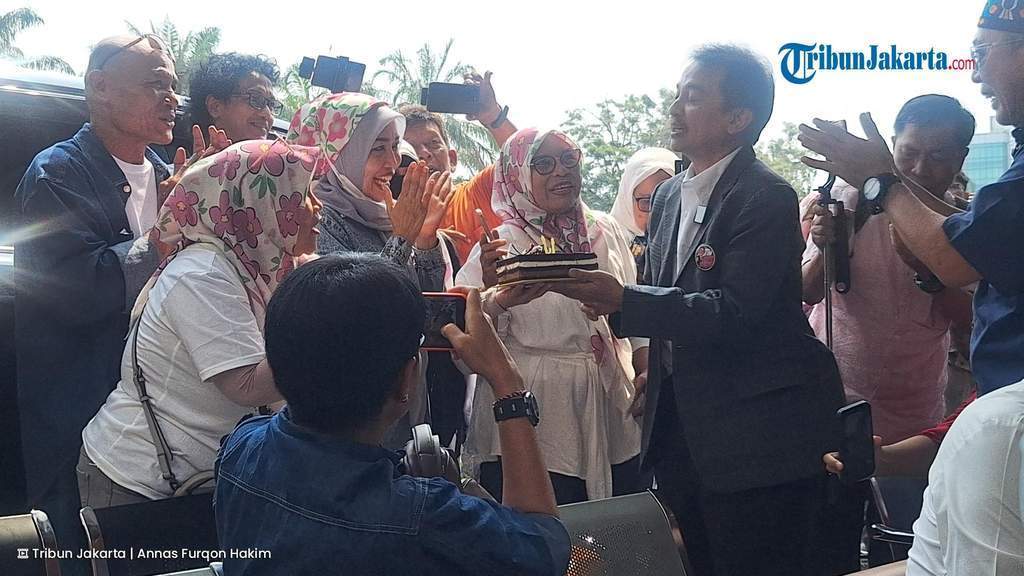 Sidang Praperadilan di PN Jaksel, Roy Suryo Dapat Kejutan Ulang Tahun