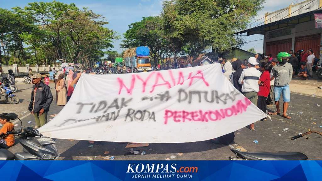 Ratusan warga Alastlogo memblokir jalur Pantura Pasuruan menuntut penghentian latihan tempur TNI AL