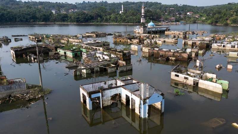 Bekas rumah dan masjid muncul di dasar Bendungan Karian saat air surut akibat kemarau panjang