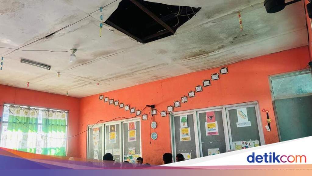Siswa SDN Cadasleeur Bogor Belajar di Bawah Bayang Atap Ambruk