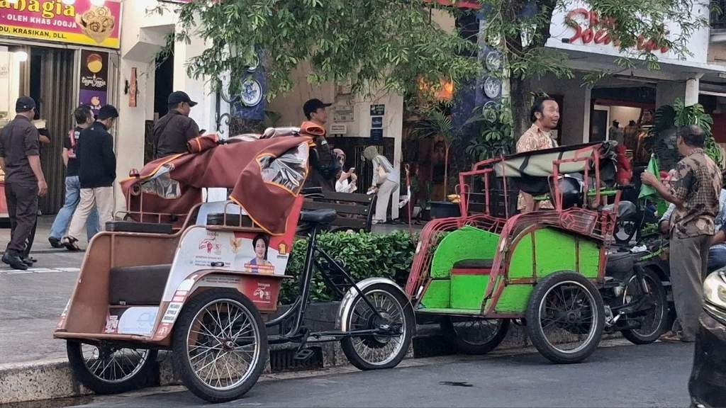 Pengoperasian becak listrik ramah lingkungan di kawasan wisata Malioboro Yogyakarta