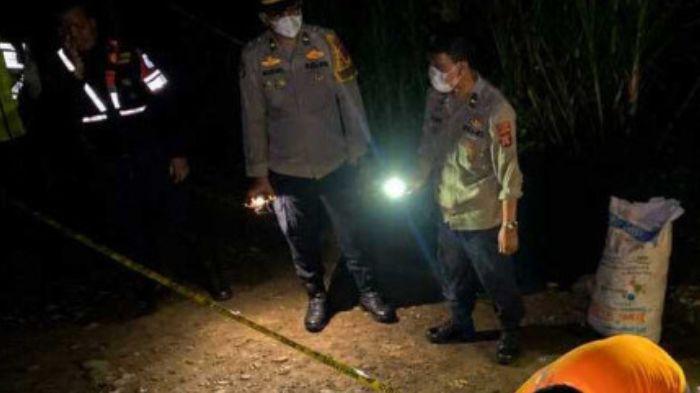 Petugas mengamankan lokasi penemuan jenazah pria di pinggir rel kereta api Prabumulih