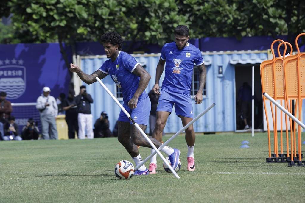 Gelandang Persib Bandung Berguinho saat memberikan keterangan terkait persiapan tim menghadapi Piala Presiden 2026 di Bandung.