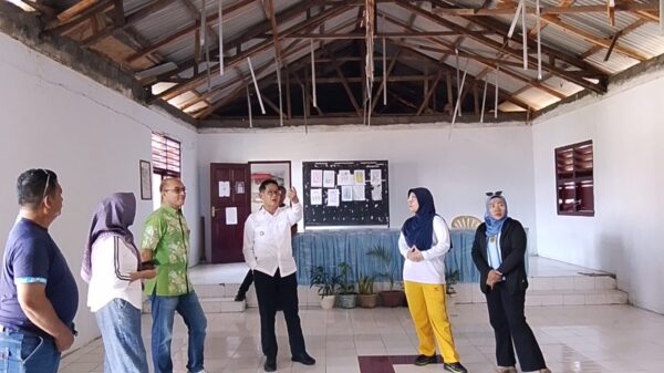 Wali Kota Bitung Hengky Honandar saat melakukan sidak pelayanan publik di Kecamatan Maesa