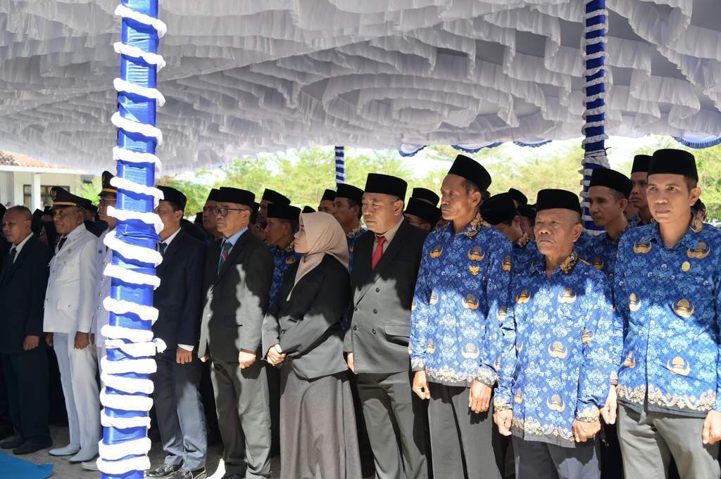 Bupati Bima melantik ratusan kepala sekolah dan pejabat birokrasi di Aula Kantor Bupati