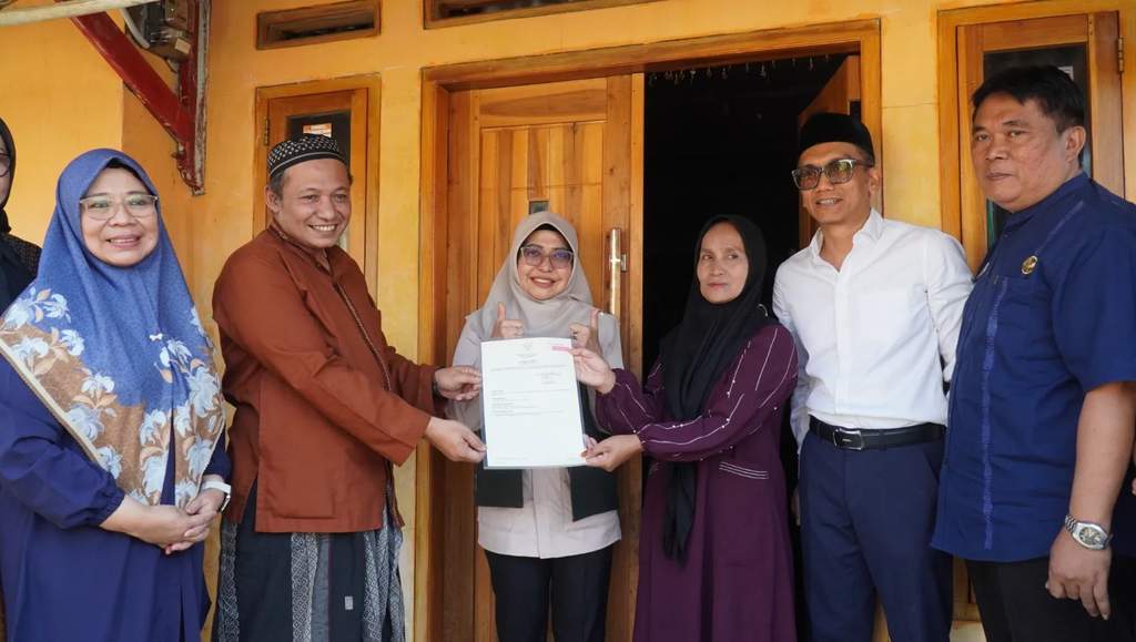 Bupati Pandeglang, Raden Dewi Setiani Serahkan Sertifikat Tanah Warga