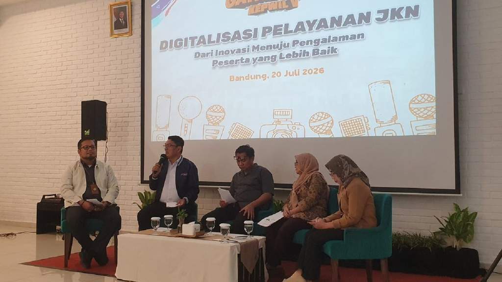 Petugas BPJS Kesehatan Jawa Barat memberikan pelayanan informasi kepesertaan JKN di Kota Bandung