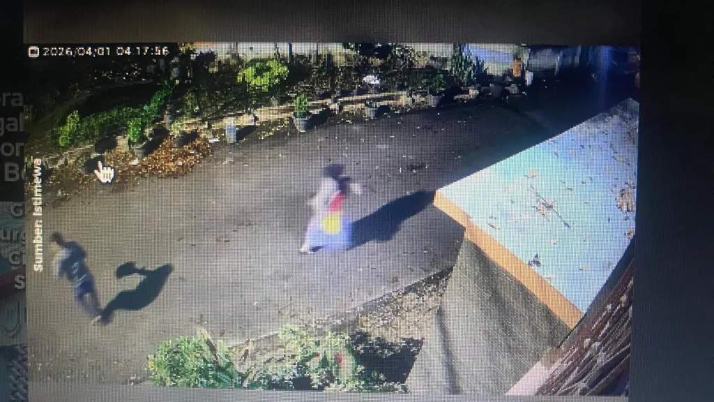 Rekaman CCTV aksi begal bersenjata celurit yang merampas motor pasutri di Cimahi