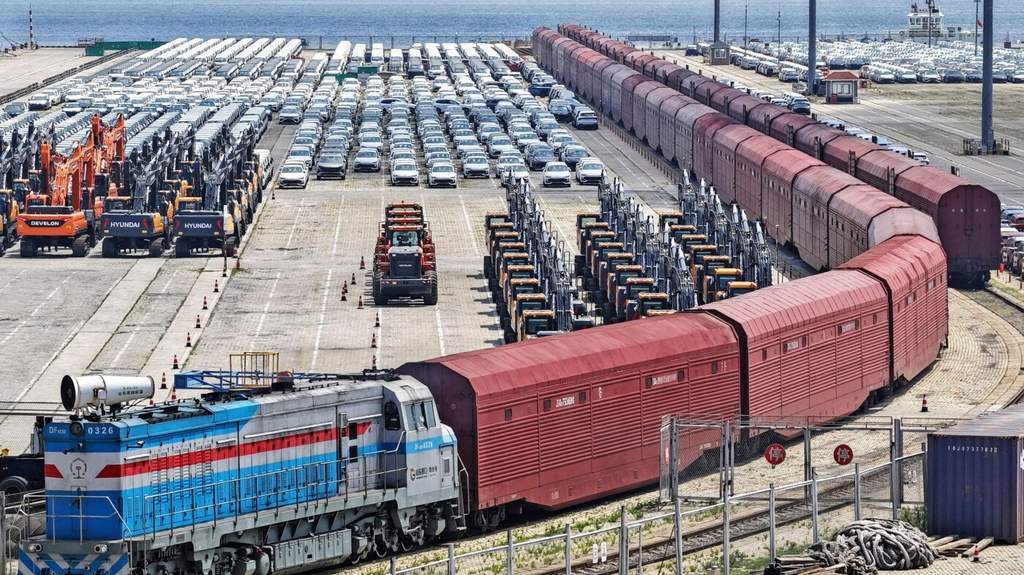 Persiapan pengiriman alat berat dan mobil melalui jalur kereta api di Yantai, Shandong, China