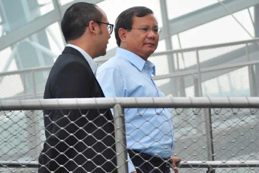 Momen kebersamaan Prabowo Subianto dan Dirgayuza Setiawan saat berjalan di Gardens by the Bay Singapura