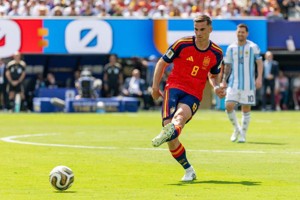 Taktik bertahan dan serangan balik dalam sepak bola menghadapi tim kuat Spanyol dan PSG