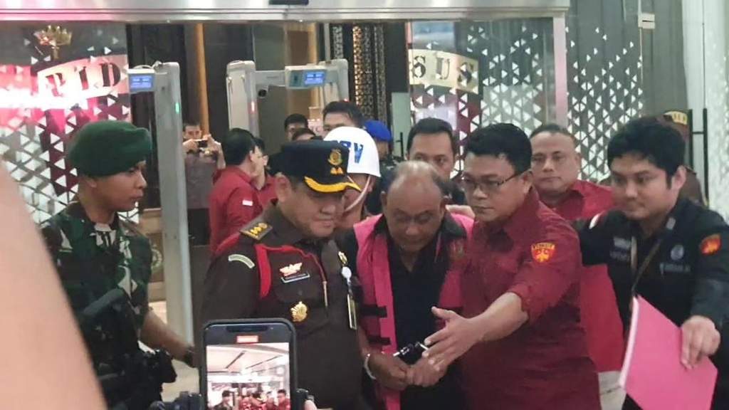 Eks Kepala Badan Gizi Nasional Dadan Hindayana digiring petugas Kejagung menuju Rutan Salemba