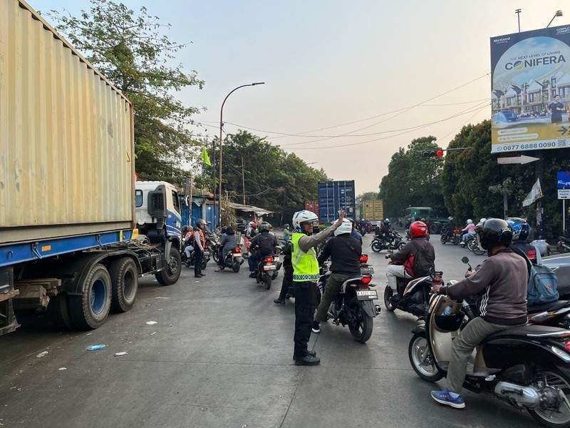 Kemacetan parah akibat antrean truk kontainer di Jalan Cakung Cilincing