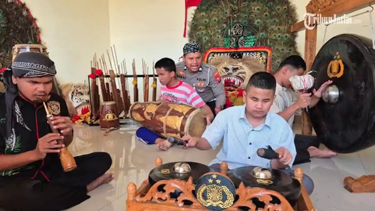 Brigpol Luhur saat melatih alat musik gamelan Reog Ponorogo kepada anak-anak tunanetra