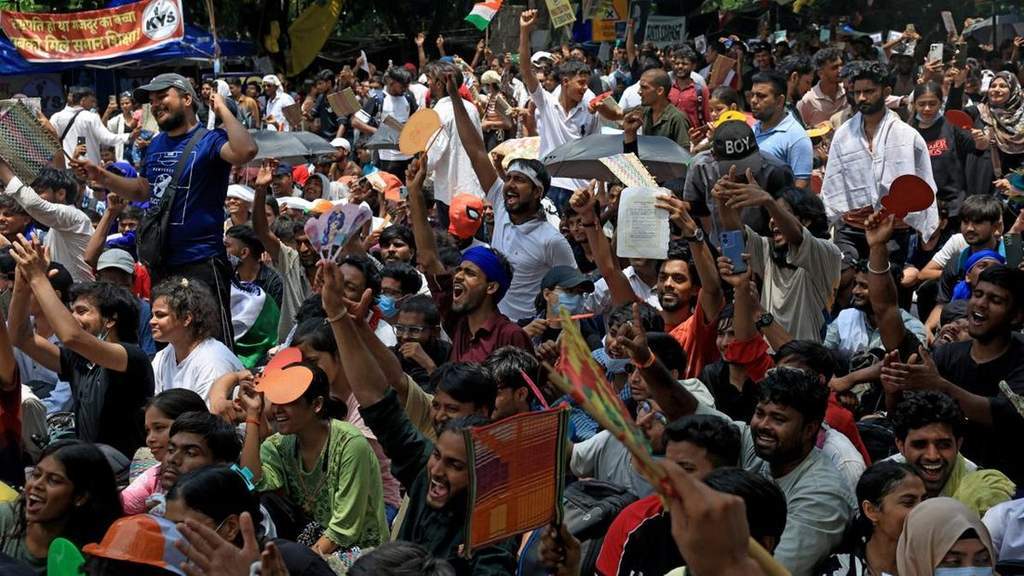 Demonstran merayakan pengunduran diri Menteri Pendidikan India di New Delhi