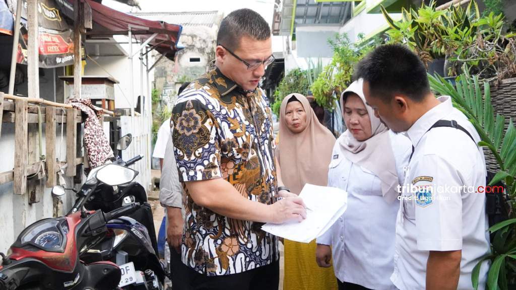 Hardiyanto Kenneth Anggota DPRD DKI Jakarta bantu belikan seragam sekolah anak di Kembangan