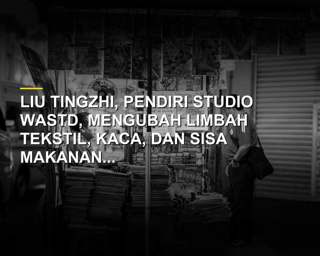 Desainer Liu Tingzhi dengan papan daur ulang tekstil karyanya di sudut keberlanjutan Castlery Singapura
