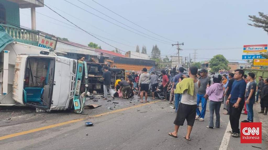 Kondisi kendaraan ringsek akibat kecelakaan beruntun di Sibolangit Sumatera Utara