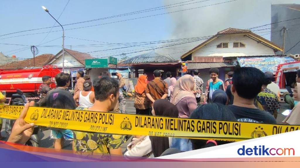 Petugas pemadam kebakaran Ciamis berusaha memadamkan api yang membakar bangunan serbaguna