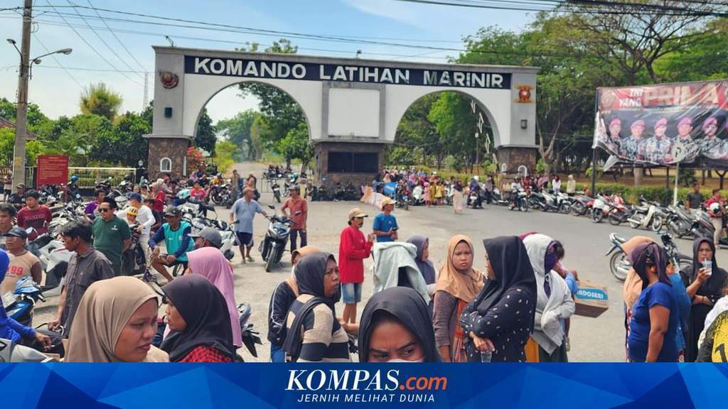 Warga Alastlogo Pasuruan menggelar demo di depan Makolatmar TNI AL dan menutup jalan pantura