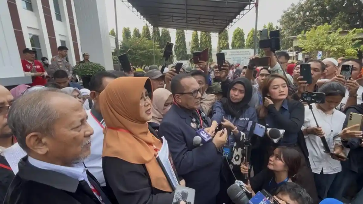 Dokter Tifa Soroti Absennya Jokowi di Acara UGM
