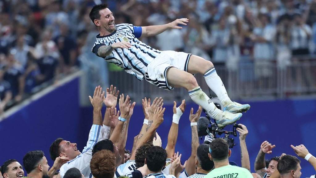 Adu komunikasi nonverbal Lionel Messi dan Lamine Yamal di lapangan