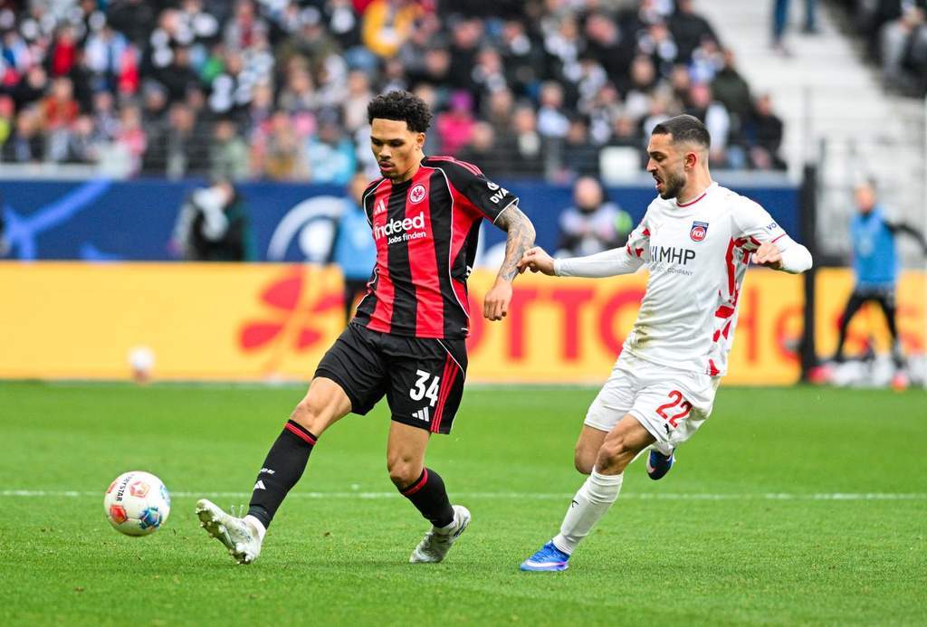 Nnamdi Collins Bertahan di Eintracht Frankfurt demi Tim Utama