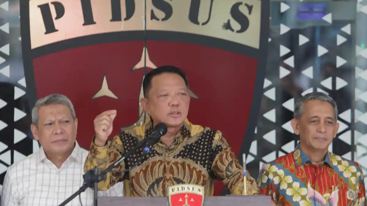 Mantan Jampidsus Febrie Adriansyah saat memberikan keterangan pers terkait perkara hukumnya